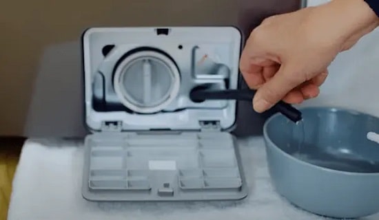 تخلیه دستی آب درون لگن ماشین لباسشویی
