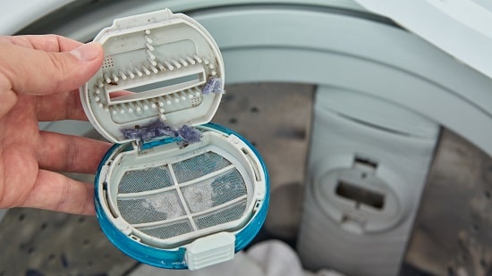 جمع شدن آب به علت گرفتگی فیلتر تخلیه ماشین لباسشویی