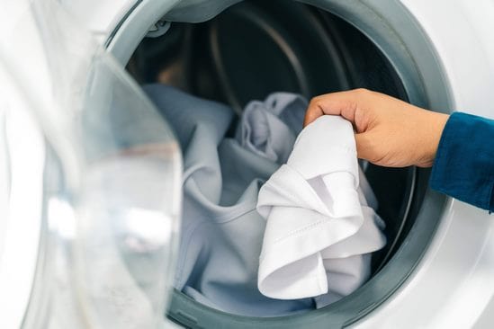 قرار دادن لباس با حجم مناسب درون ماشین لباسشویی